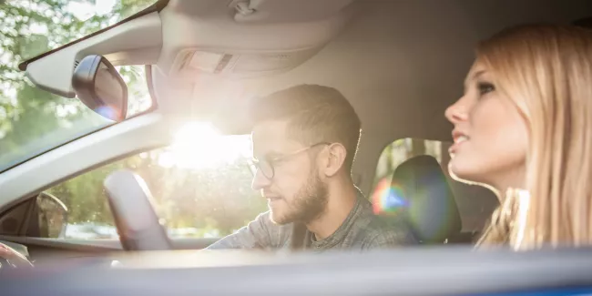 Default - man en vrouw in auto